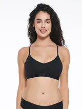 Top deportivo tipo bralette negro, con escote en V y tirantes finos cruzados en la espalda. Presenta una banda elástica ancha bajo el busto con texto repetido.