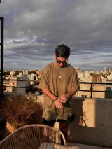 Remerón marrón con cuello redondo y logo pequeño bordado en el pecho.
