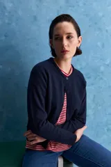 Cardigan de calce regular confeccionado en tejido de algodón y acrílico, color azul marino. Presenta cuello redondo, abertura frontal con botones y mangas largas con detalle de tejido en los hombros. Se completa con terminaciones acanaladas en puños y ruedo.