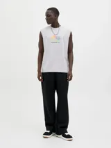 Musculosa blanca de algodón con cuello redondo y estampado de dos círculos entrelazados con líneas horizontales en tonos naranja, celeste y azul.