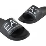 Ojotas EA7 Emporio Armani con base negra y banda superior blanca que presenta el logo de la marca en color negro.