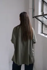 Remera de corte holgado y largo, con cuello redondo y mangas largas con dobladillo.