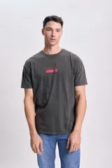 Remera negra de manga corta con estampa de Baby Yoda y texto en rojo.