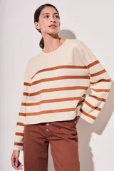 Sweater de punto con diseño a rayas horizontales en color crema y marrón, de corte holgado, cuello redondo y mangas largas acampanadas.