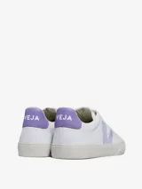 Zapatillas Veja Campo de lona blanca con logo lateral en forma de "V" color lila y refuerzo trasero al tono.