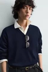 Jersey de punto de algodón, color azul marino, con cuello en V y manga larga.