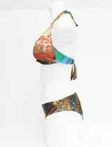Conjunto de bikini de dos piezas con estampado multicolor, con corpiño de escote en V y banda inferior ancha para atar en cuello y espalda, y bombacha estilo vedetina.
