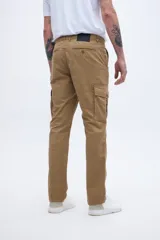 Pantalón cargo color marrón con bolsillos laterales y bolsillo cargo con solapa y botones.