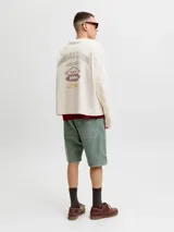 Bermuda de jean de corte baggy, color verde militar, con diseño de perneras anchas y tiro medio.
