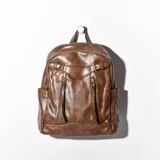Mochila marrón de cuero sintético con múltiples bolsillos con cierre y correas ajustables.