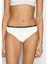 Pack de siete bombachas tipo bikini de tiro medio, confeccionadas en algodón elástico. Presentan una cintura elástica con el logo de la marca repetido en contraste.