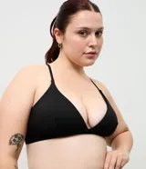 Top deportivo Get Over de microfibra, con escote en V, tirantes finos y diseño ergonómico para mayor soporte durante el entrenamiento.