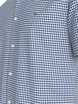 Camisa de manga corta Tommy Hilfiger confeccionada en tejido oxford de algodón, con diseño de cuadros gingham en azul y blanco. Presenta cuello abotonado, cierre frontal con botones y el logo de la marca bordado en el pecho.