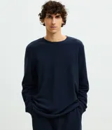 Pijama largo de hombre compuesto por una remera de manga larga con cuello redondo y un pantalón tipo jogging con cintura elástica. Confeccionado en tejido de viscolycra suave y ligero, con acabado liso.