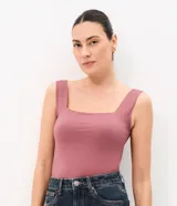 Blusa básica Cortelle de poliamida, sin mangas, con escote cuadrado y tirantes medianos.