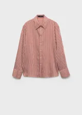 Camisa de corte recto con diseño de rayas verticales en tonos terracota y blanco. Presenta cuello camisero clásico, cierre frontal con botones y mangas largas con puños abotonados.