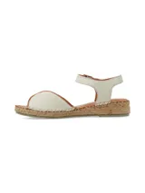 Sandalia plana tipo alpargata de cuero napa color crema, con tira frontal envolvente, talón cerrado y pulsera al tobillo con hebilla metálica de ajuste. Cuenta con suela revestida en yute trenzado.