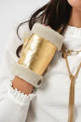 Guantes mitones dorados de cuero con interior de lana natural color crema.