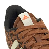 Championes Adidas VL Court 3.0 con diseño de estampado animal print en tonos marrones. Presenta las icónicas tres tiras laterales en color crema, suela de goma marrón y cordones al tono.