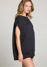 Camiseta negra de mangas cortas y corte amplio.