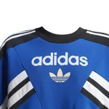 Buzo de cuello redondo Adidas, diseño colorblock en negro, azul eléctrico y blanco. Presenta el logo del Trifolio en dorado en el pecho y las tres franjas blancas sobre fondo negro en las mangas.