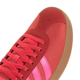 Championes Adidas VL Court 3.0 de estilo urbano, con diseño retro y silueta atemporal. Presentan una combinación de tonos rojos y rosados con las icónicas tres bandas laterales y suela de goma color marrón.