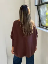 Sweater de punto color chocolate, con cuello redondo, mangas largas con puños ajustados y diseño holgado de corte amplio.