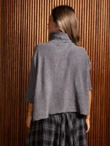 Poleron negro de tejido de punto con cuello alto doble y mangas 3/4 con puños acanalados.