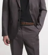 Cinturón de vestir reversible marrón y negro, con hebilla cuadrada metálica.