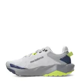Championes de trail running New Balance Nitrel, color gris con detalles en azul marino y acentos en amarillo flúor. Presentan suela con tecnología AT Tread y puntera Toe Protect.