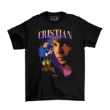 Remera negra de algodón con estampado estilo bootleg en el frente que presenta una imagen del cantante Cristian Castro y el nombre del artista.