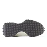 Championes New Balance 327 de dama, color blanco con detalles en beige y suela de goma negra.