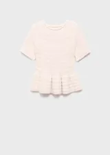 Jersey de punto de manga corta con diseño entallado, cuello redondo y detalle de volante en el bajo. Presenta una textura sutil en el tejido.