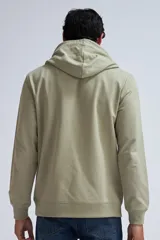 Hoodie deportivo de color verde claro, con capucha ajustable mediante cordones y bolsillo frontal tipo canguro. Presenta puños y ruedo acanalados.