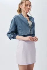 Minifalda recta con estampado de cuadros blancos y negros, con cierre invisible en el lateral.