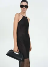 Vestido largo de fiesta negro con forro interior, tirantes finos, cuello halter, espalda abierta, tejido de malla con detalle de strass y diseño entallado.