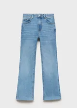 Jeans flare tiro medio color azul claro, con diseño crop y bajo deshilachado. Cuenta con presillas para cinturón, cierre frontal de cremallera y botón, y clásico diseño de cinco bolsillos.