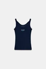 Musculosa de corte ajustado confeccionada en tejido rib de mezcla de algodón. Presenta escote redondo, diseño sin mangas y detalle de texto estampado a contraste en el frente.