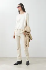 Sweater básico de tejido de punto color beige, de corte recto y mangas largas.