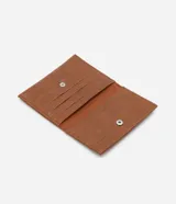 Billetera pequeña tipo sobre de Satinato, confeccionada en material sintético con textura crocco en color marrón. Cuenta con cierre de botón a presión y aplique metálico triangular plateado con el logo de la marca.