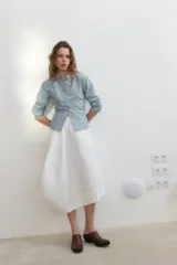 Camisa entallada de cuello solapa y manga larga, con estampado de cuadros vichy en tonos azul claro y blanco. Cierre frontal con botones.