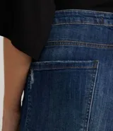 Pantalón skinny jeans de tiro alto con roturas y barra deshilachada.