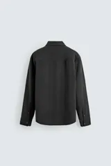 Camisa de corte regular confeccionada en tejido fluido con mezcla de lyocell, cuello solapa, manga larga con puños abotonados y cierre frontal de botones.