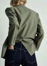 Jeans azul oscuro de corte recto, tiro alto y largo al tobillo.