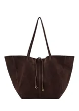 Bolso tipo shopper de piel de serraje, con dos asas de hombro, cierre de botón magnético y cierre de lazo. Cuenta con un bolsillo interior con cremallera y forro de algodón.