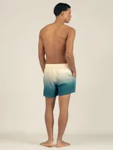 Short de baño celeste con degradado a azul marino, con cintura elástica y cordón ajustable.
