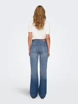 Pantalón de jean estilo flare y tiro alto, en tono azul claro con efecto lavado. Presenta bolsillos frontales tipo ribete y botamanga ancha.