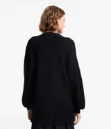 Cardigan abierto de punto pesado, con diseño alargado, mangas largas y bolsillos laterales. Confeccionado en una mezcla de viscosa, poliéster y poliamida.