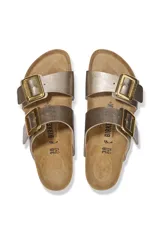 Sandalias Birkenstock Sydney color taupe con hebillas doradas.