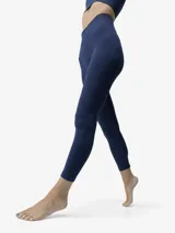 Legging deportivo de tiro alto con diseño seamless y largo 7/8. Confeccionado en tejido técnico con tecnología 3D, presenta refuerzo de punto doble en la zona de los glúteos para mayor sujeción y doble capa en la entrepierna.